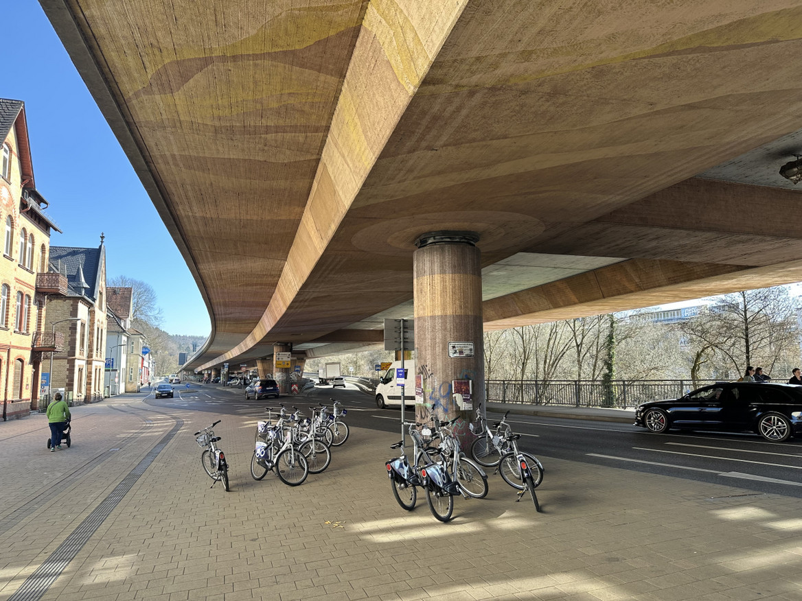 Autobrücke, darunter Fahrräder