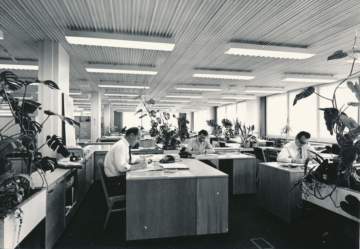 Abb. 1.: Großraumbüro des Instituts für Städtebau und Architektur im Lindencorso (Nachweis: IRS, Erkner/Wiss. Samml., Bildarchiv - D1_1_1_3-F007, Photograph: unbekannt)