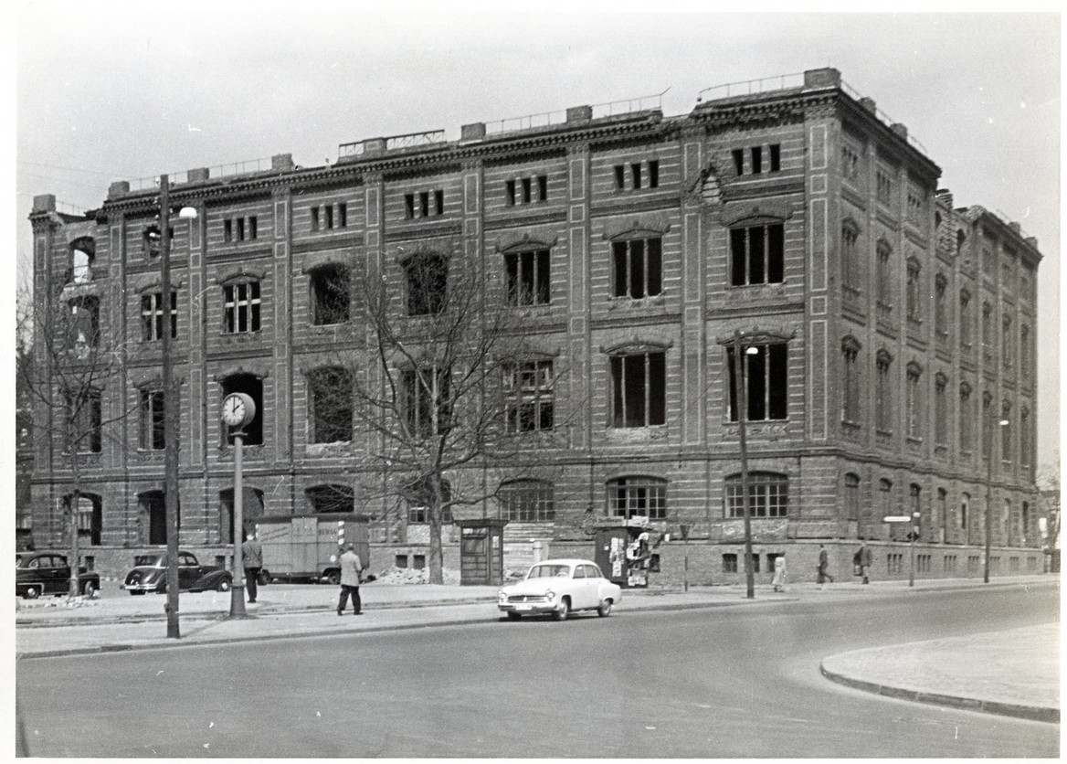 Abb. 3: Ruine der Schinkelschen Bauakademie, 1950er Jahre (Nachweis: IRS, Erkner/Wiss. Samml., Vorlass Simone Hain - C11_K59-F003, Photograph: unbekannt)