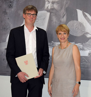 Prof. Dr. Oliver Ibert und Wissenschaftsministerin Dr. Martina Münch bei der Ernennung im Ministerium für Wissenschaft, Forschung und Kultur Brandenburg in Potsdam am 24. Juni 2019. Foto: MWFK