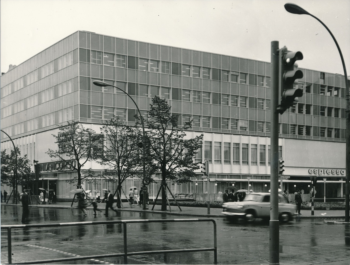 Abb. 2.: Lindencorso, Mehrzweckgebäude mit Gaststätten und Büros des Instituts für Städtebau und Architektur (Nachweis: IRS, Erkner/Wiss. Samml., Bildarchiv - D1_1_1_3A-F022, Photograph: unbekannt)