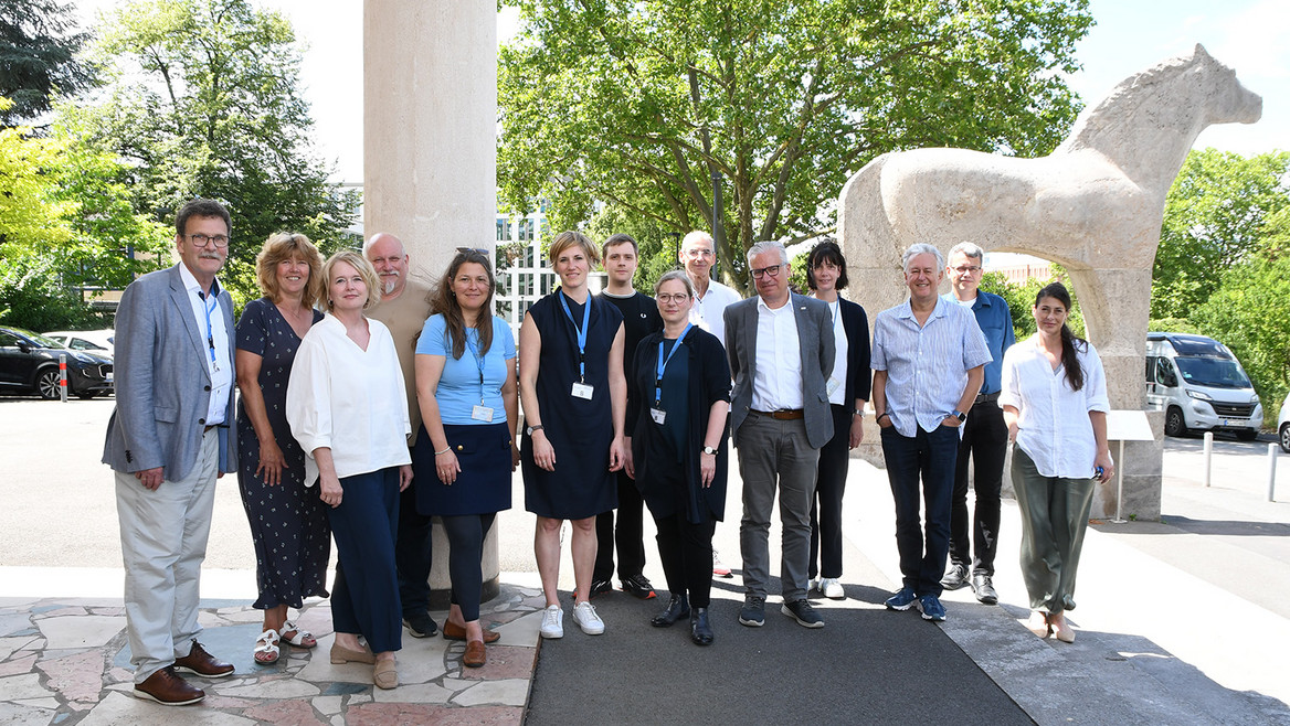 Abb. 1: Projektauftakt am 8. Juli 2024 beim Statistischen Bundesamt in Wiesbaden. Im Hintergrund Skulptur des ehemals anerkannten NS-Künstlers Fritz von Graevenitz. (Nachweis: Statistisches Bundesamt)