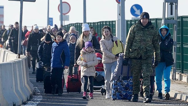 Ukranian refugees crossing into Poland, 2002 Source: Czarek Sokolowski/AP Photo via Wikimedia Commons